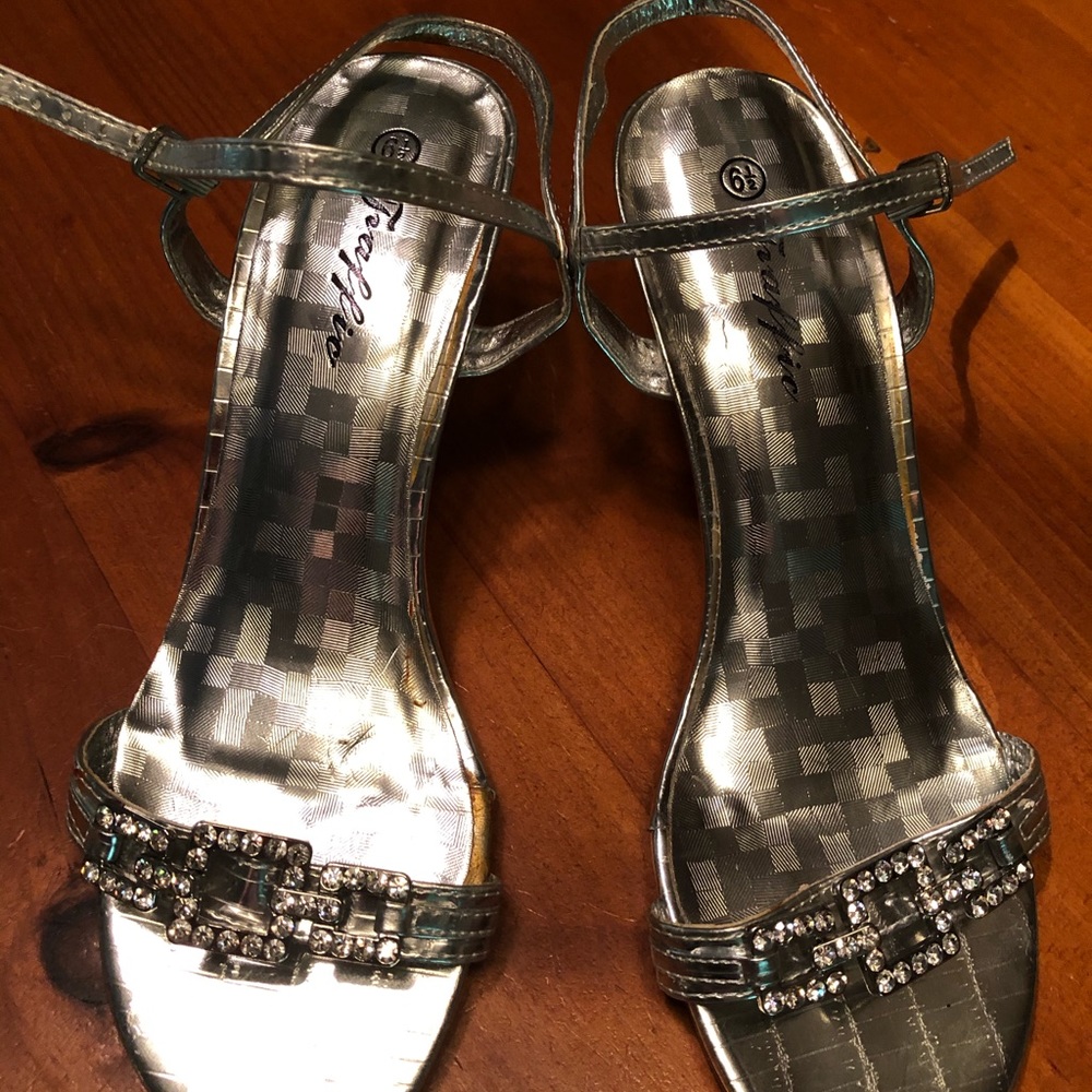 Silver “Traffic” brand Rhinestone sandals sz 6.5